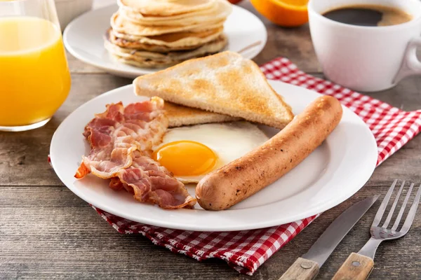 Café Manhã Americano Tradicional Com Ovo Frito Torrada Bacon Salsicha — Fotografia de Stock