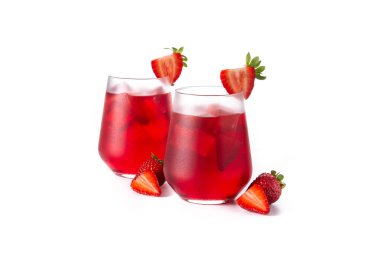 Beyaz arka planda izole edilmiş camlı çilek kokteyli.