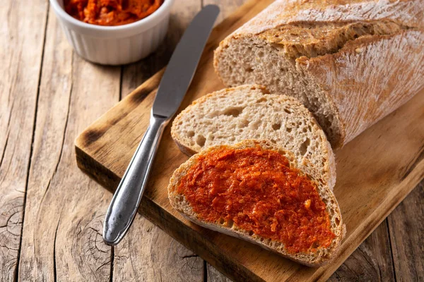 Pão Torrado Fatiado Com Sobrasada Mesa Madeira Rústica — Fotografia de Stock