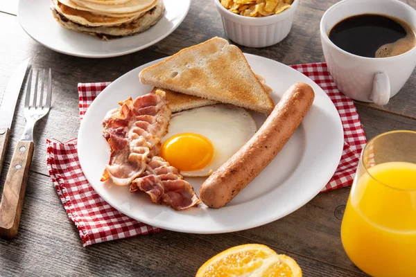 Traditional American Breakfast Fried Egg Toast Bacon Sausage Wooden Table — Stock Photo, Image