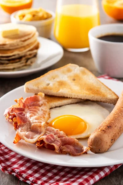 Café Manhã Americano Tradicional Com Ovo Frito Torrada Bacon Salsicha — Fotografia de Stock