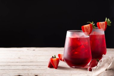 Kırsal ahşap masada cam içinde çilek kokteyli. Boşluğu kopyala