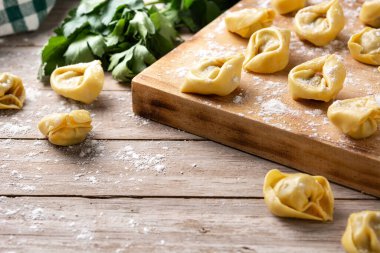 Kırsal ahşap masada pişmemiş pelmeni köftesi. Tipik Rus yemekleri.
