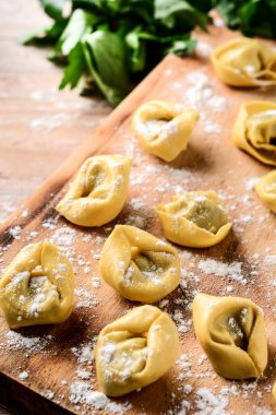 Kırsal ahşap masada pişmemiş pelmeni köftesi. Tipik Rus yemekleri.