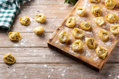 Kırsal ahşap masada pişmemiş pelmeni köftesi. Tipik Rus yemekleri.