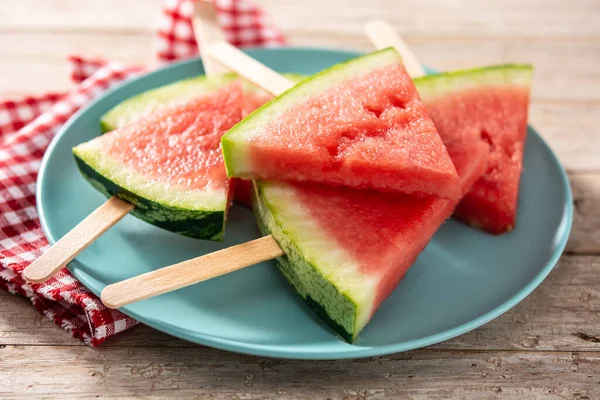 Watermeloen Plakjes Ijslolly Blauwe Plaat Houten Tafel — Stockfoto