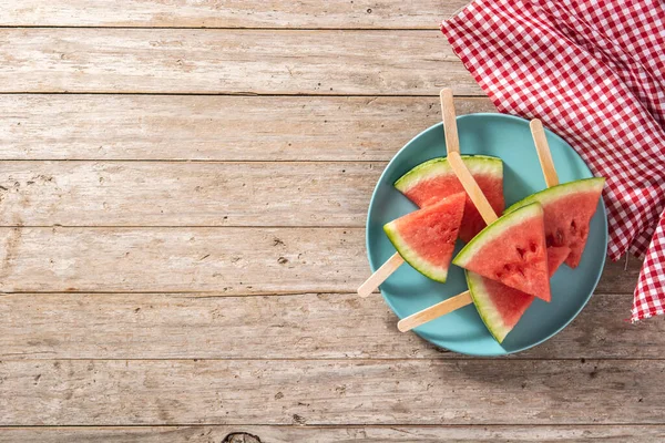 Watermeloen Plakt Ijslolly Blauwe Plaat Houten Tafel Bovenaanzicht Kopieerruimte — Stockfoto