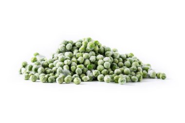 Donmuş yeşil bezelyeler beyaz arkaplanda izole