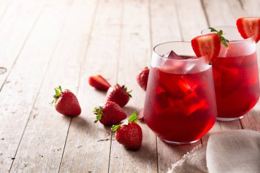 Kırsal ahşap masada cam içinde çilek kokteyli. Boşluğu kopyala