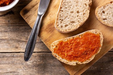 Köy ahşap masada sobrasada ile dilimlenmiş tost ekmeği.