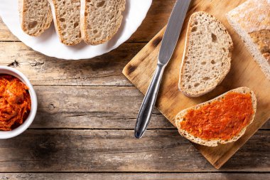 Köy ahşap masada sobrasada ile dilimlenmiş tost ekmeği. Üst Manzara. Boşluğu kopyala