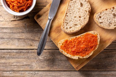 Köy ahşap masada sobrasada ile dilimlenmiş tost ekmeği. Üst Manzara. Boşluğu kopyala