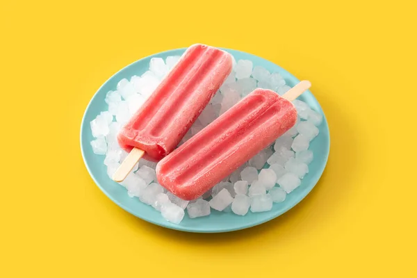 Erdbeer Eis Stiel Mit Eis Auf Gelbem Hintergrund — Stockfoto