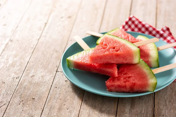 Watermeloen Plakt Ijslolly Blauwe Plaat Rustieke Houten Tafel Kopieerruimte — Stockfoto