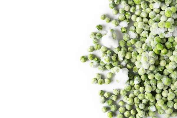 冰冻的绿色豌豆在白色的背景上被隔离 复制空间 — 图库照片