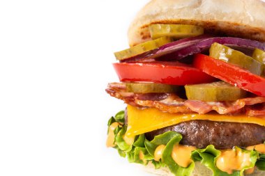 Beyaz arka planda izole edilmiş domuz pastırmalı biftek burgeri. Boşluğu kopyala