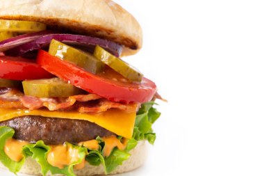 Beyaz arka planda izole edilmiş domuz pastırmalı biftek burgeri. Boşluğu kopyala