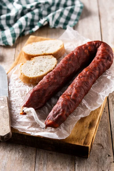 Hiszpańska Kiełbasa Chorizo Rustykalnym Drewnianym Stole — Zdjęcie stockowe