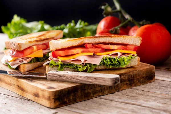 Sandwich Con Pomodoro Lattuga Prosciutto Formaggio Sul Tavolo Legno — Foto Stock