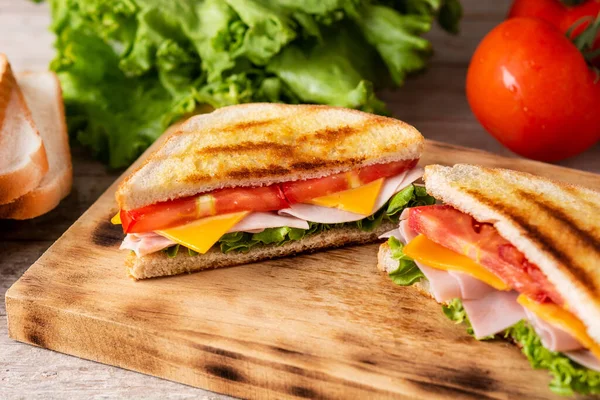 Sanduíche Com Tomate Alface Presunto Queijo Sobre Mesa Madeira — Fotografia de Stock