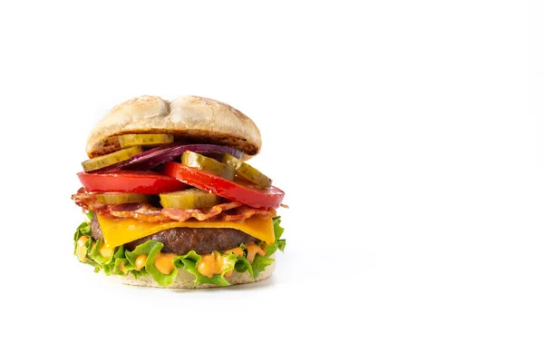 Burger Wołowy Bekonem Białym Tle Przestrzeń Kopiowania — Zdjęcie stockowe