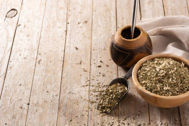 Geleneksel yerba mat çayı ahşap masada kasede. Tipik Arjantin içkisi