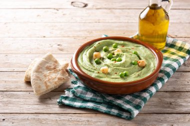 Tahta masada yeşil bezelye humusu.