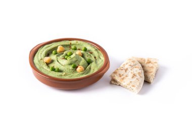 Yeşil bezelye humusu beyaz arkaplanda izole edilmiş