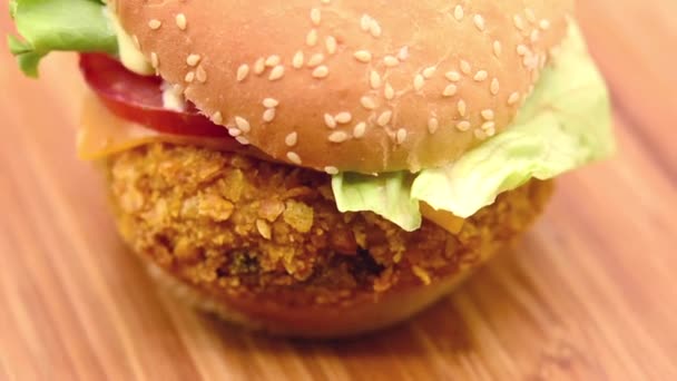 Rekaman Burger Ayam Renyah Berputar Pada Latar Belakang Putih — Stok Video