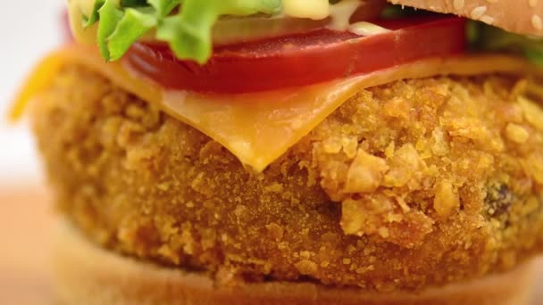 Chrupiące Hamburgery Kurczaka Obracające Się Białym Tle — Wideo stockowe