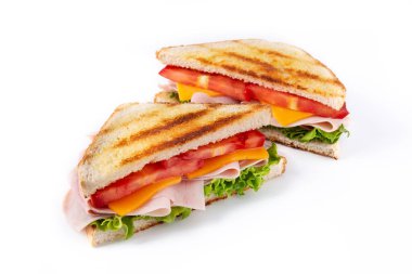 Beyaz arka planda domatesli sandviç, marul, jambon ve peynirli.