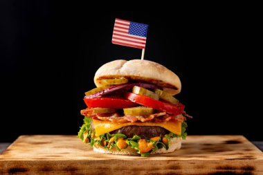 Köy ahşap masada domuz pastırmalı sığır burger.