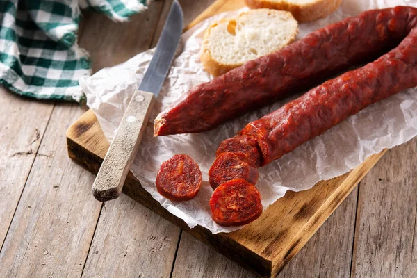 Spanische Chorizo Wurst Auf Rustikalem Holztisch — Stockfoto