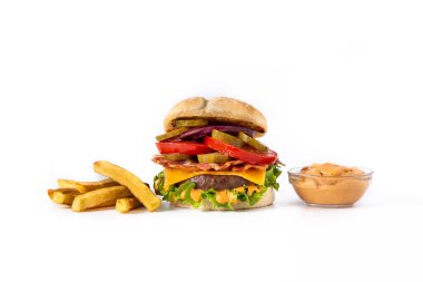 Beyaz arka planda, domuz pastırmalı sığır burger ve patates kızartması.