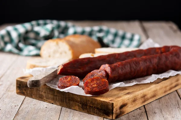 Spanische Chorizo Wurst Auf Rustikalem Holztisch — Stockfoto