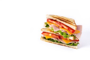 Beyaz arka planda domatesli sandviç, marul, jambon ve peynirli..