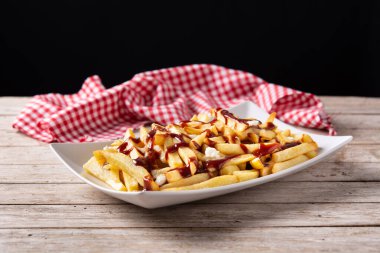 Geleneksel Kanada Poutine 'i ahşap masada