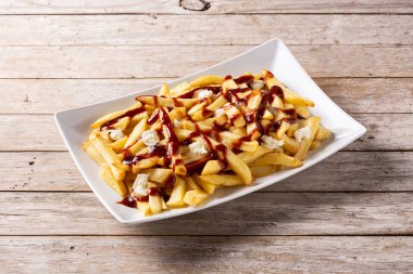 Geleneksel Kanada Poutine 'i ahşap masada