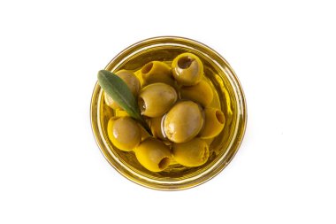 Beyaz arka planda izole edilmiş kristal bir kasede saf zeytin yağı. Üst görünüm