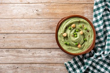 Tahta masada yeşil bezelye humusu ve pide ekmeği. Üst Manzara. Boşluğu kopyala