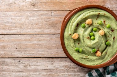 Tahta masada yeşil bezelye humusu ve pide ekmeği. Üst Manzara. Boşluğu kopyala