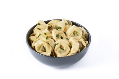 Pelmeni köfteleri beyaz arka planda izole edilmiş. Tipik Rus yemekleri.