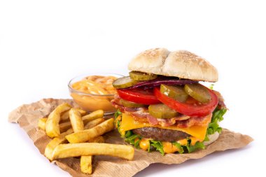 Peynirli sığır burger, pastırma ve patates kızartması beyaz arka planda izole edilmiş.