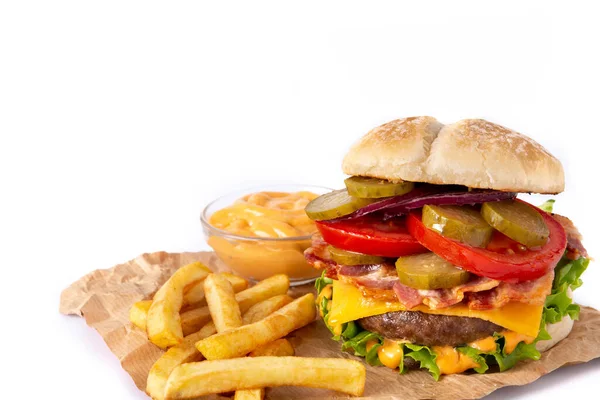 Burger Wołowy Serem Bekonem Frytkami Izolowany Białym Tle — Zdjęcie stockowe