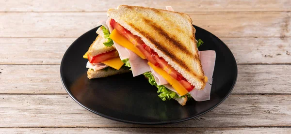 Sandwich Con Pomodoro Lattuga Prosciutto Formaggio Sul Tavolo Legno Vista — Foto Stock