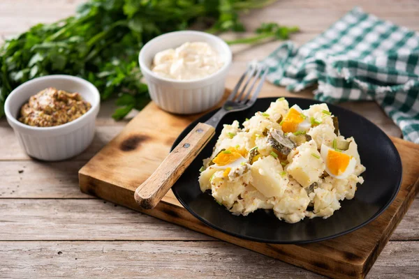 Insalata Patate Con Cetriolini Uova Senape Sul Tavolo Legno — Foto Stock