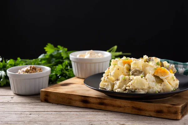 Insalata Patate Con Cetriolini Uova Senape Sul Tavolo Legno — Foto Stock