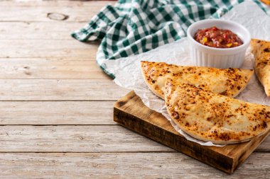 Geleneksel Şili börekleri kırsal ahşap masa üzerinde. Uzayı kopyala