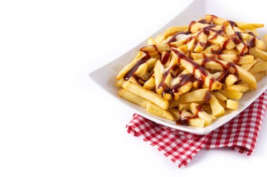 Geleneksel Kanada Poutine 'i beyaz arka planda izole edilmiş. Boşluğu kopyala