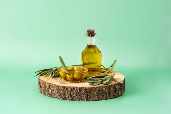 Бутылка Оливкового Масла Зеленые Оливки Зеленом Фоне — стоковое фото